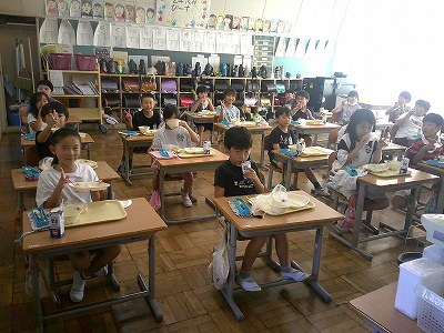 2年給食風景 (1)