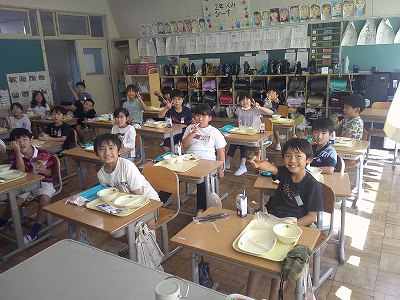 2年給食風景 (2)