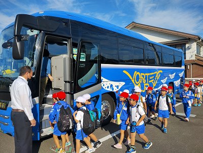 低学年バス旅行出発 ２