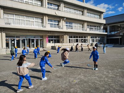 １年縄跳び休み時間２